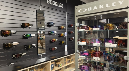 Uitzoeken van een goggle bij DAKA.